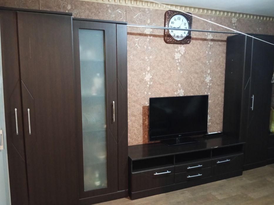 Продаю стенку , размер 3,80состояние нормальное есть небольшой скол.