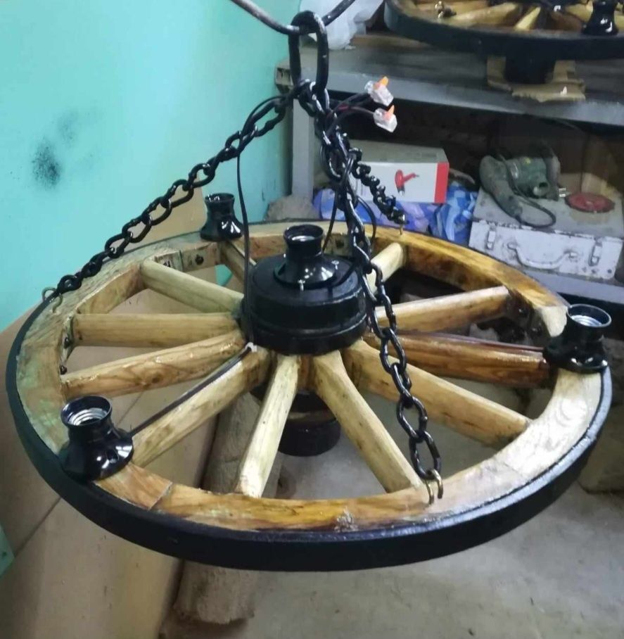 Полилеи от реставрирани колела от каруца