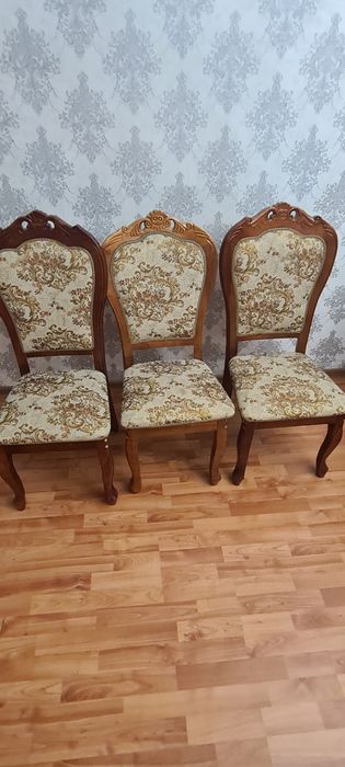 Продаётся стол и стулья