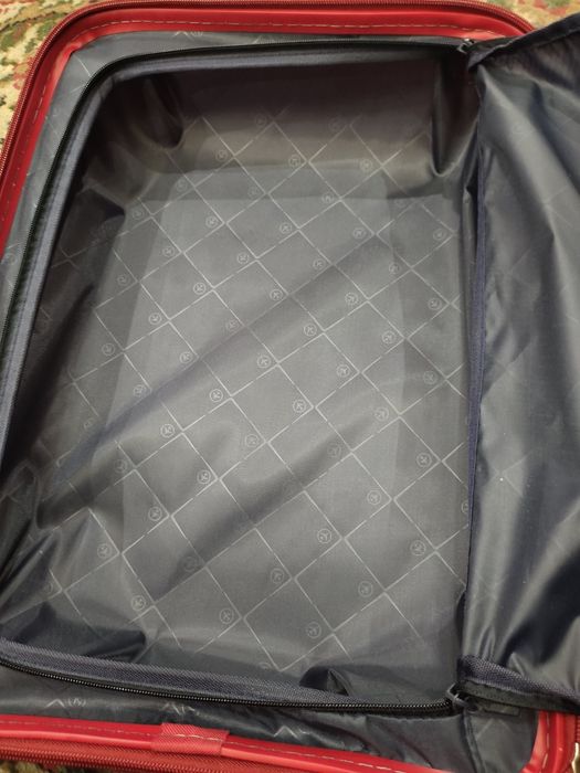 Продаётся  новый чемодан.