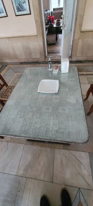 От кафе стоял и стуля