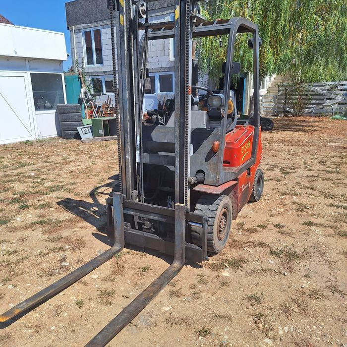 Încărcător frontal stivuitor