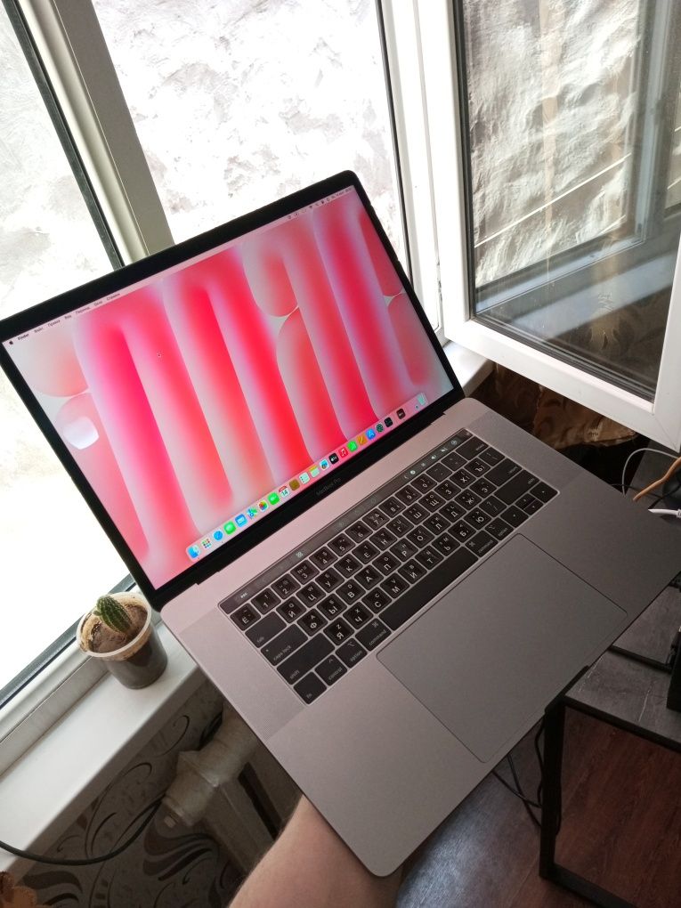 Apple MacBook PRO 15. i7/16/256/ ideal. True Tonе/Touch Bar/Touch ID.