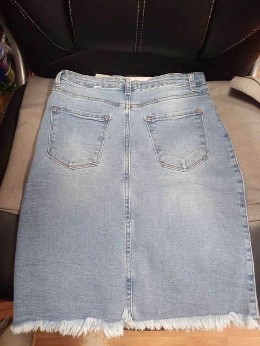 Vand 2 fuste blugii dama !