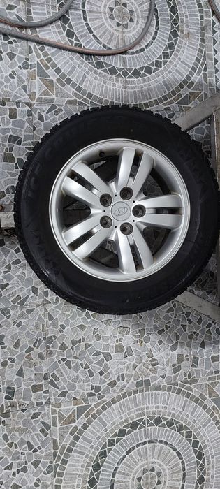 Hyundai Tucson сака диски с зимними шиповыми шинами