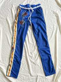 Pantaloni sport albastri deosebiti cu snur in talie si broderie flori