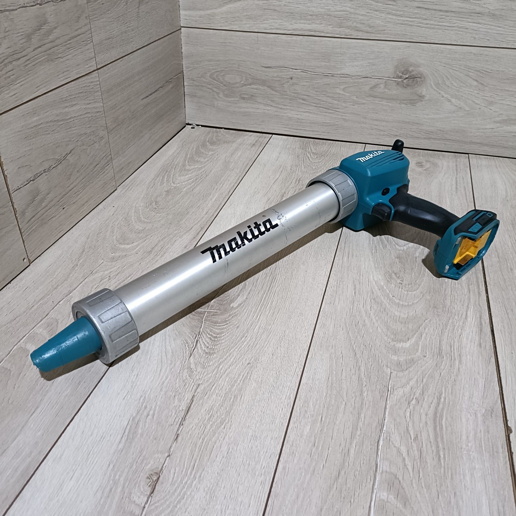 Masina Pistol tub de silicon Makita DCG180