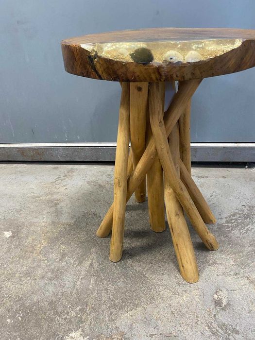 Дървена кръгла масичка с оплетени крака