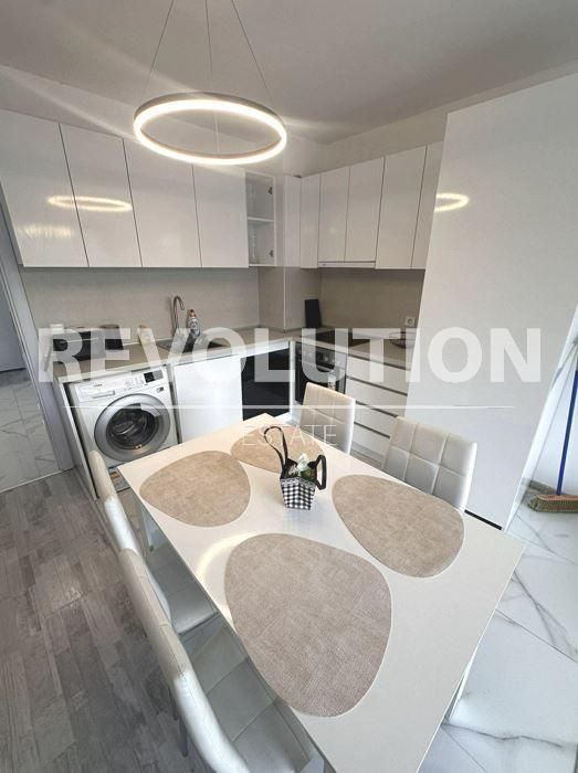 Дава се под наем Тристаен апартамент в Варна, Базар Левски - 80 кв.м за 648.21 € - Снимка #2