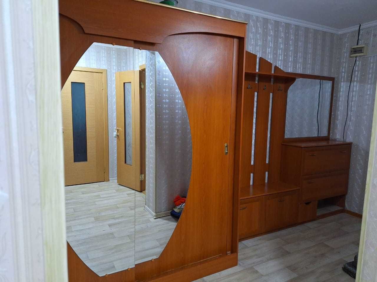 шкаф в прихожую комнату б/у