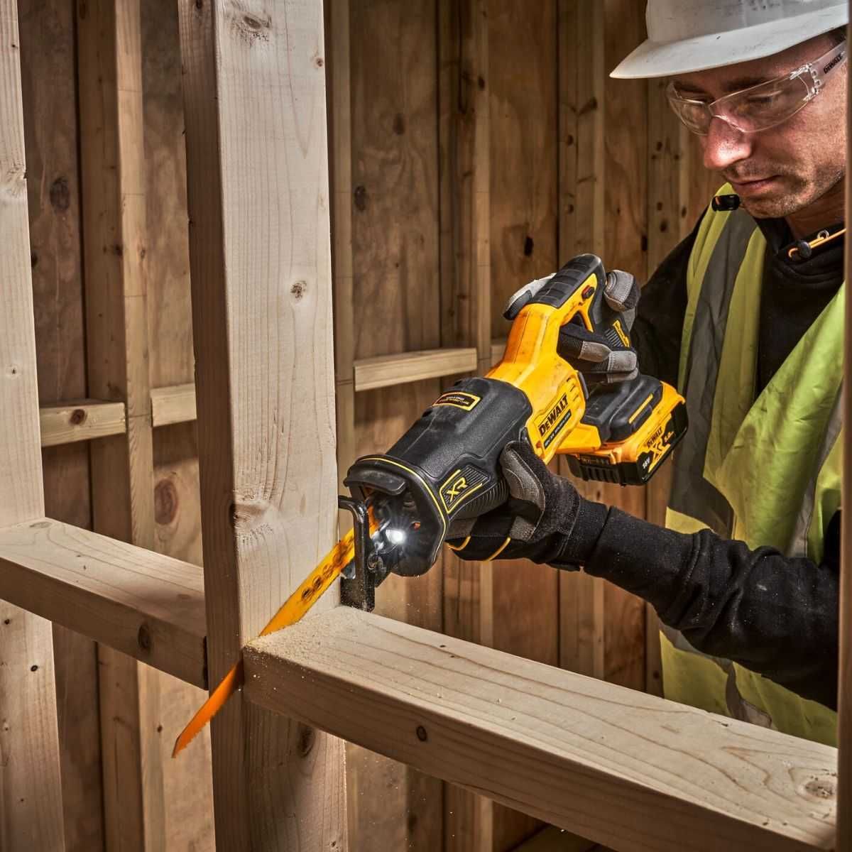 Саблен трион DeWALT DCS382N акумулаторен, 18 V, 28.6 мм