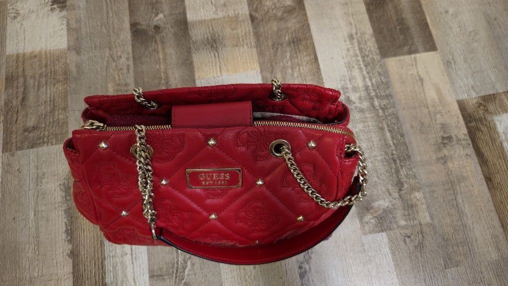 Дамска чанта на guess