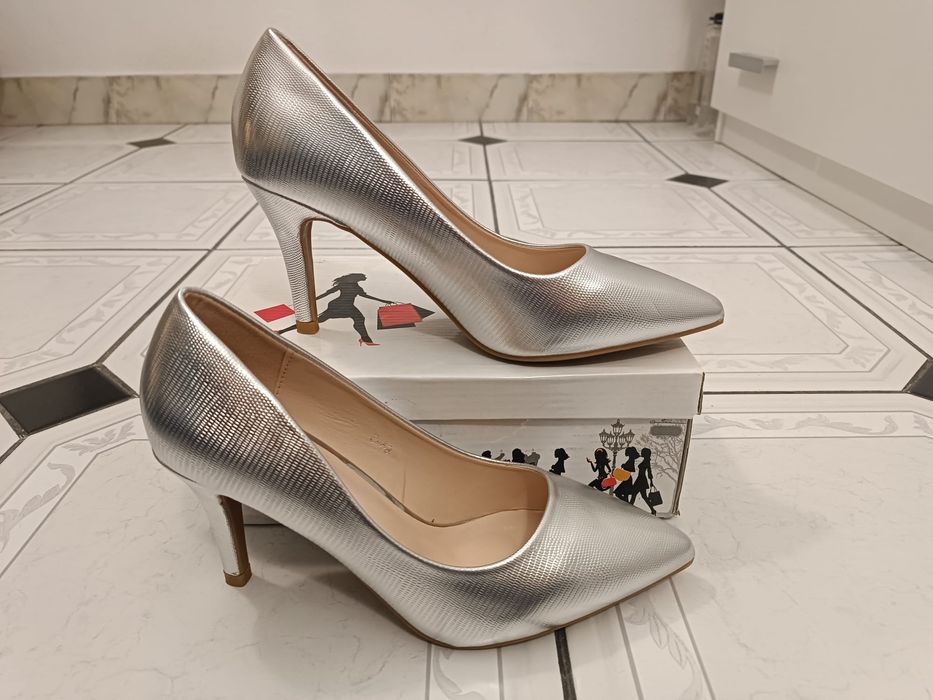 Vănd pantofi mărime 38, imitatie de piele, cu toc 8,5 cm. Nefolosit