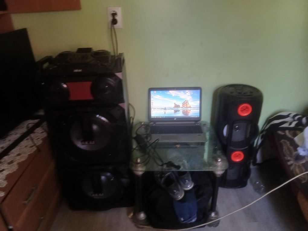 Vând 2 boxe pasive și un laptop