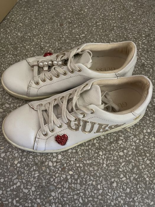 Маратонки Guess.