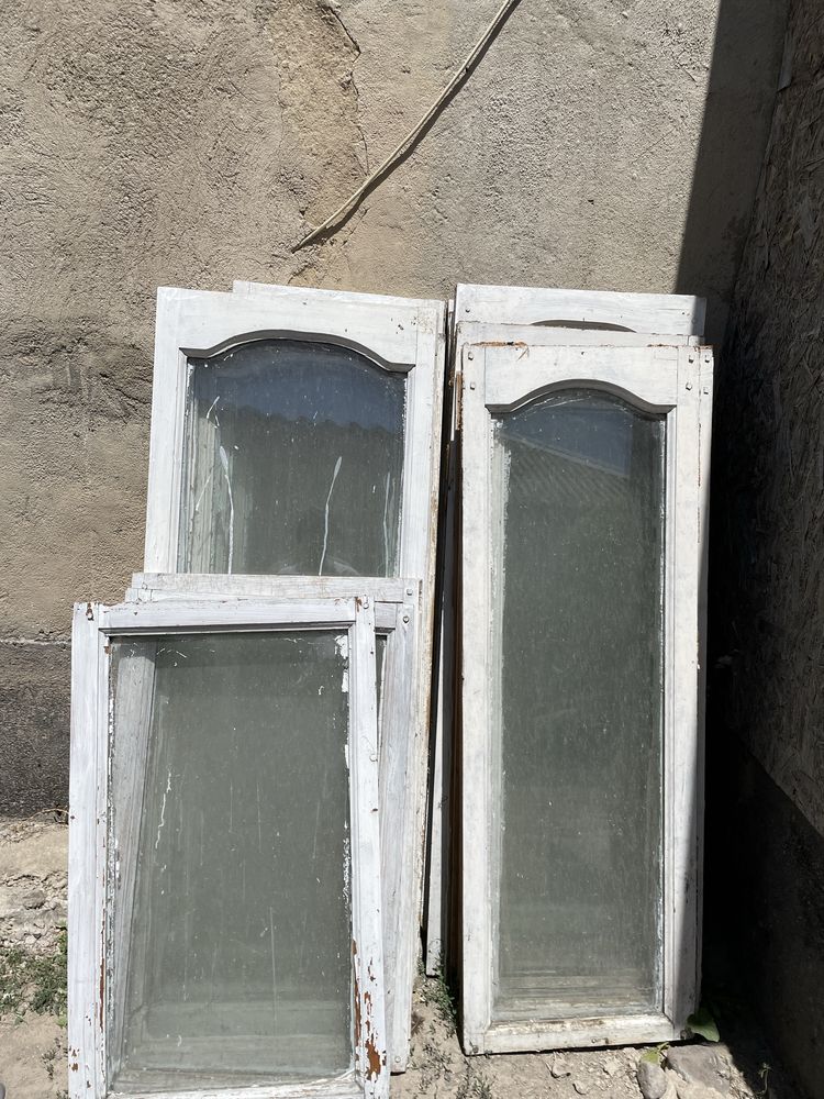 Окно деревянный.