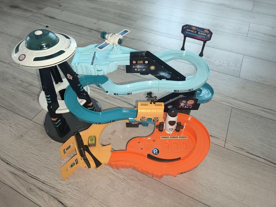 Vând pista cu masini cu sunete