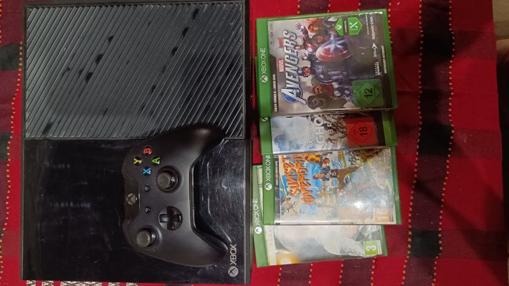 Xbox One 2013 4 игри и 1 джойстик 500 ГБ  Червен Цвят