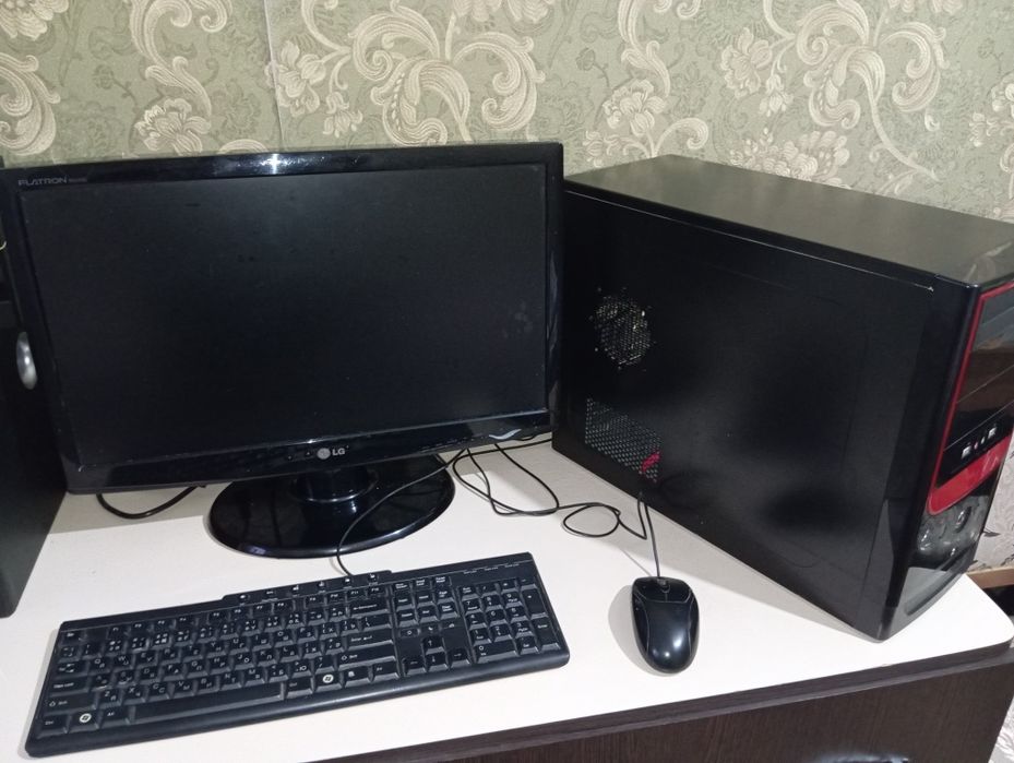 Продаю б/у Компьютер полный комплект мышка клавиатура монитор и сам пк