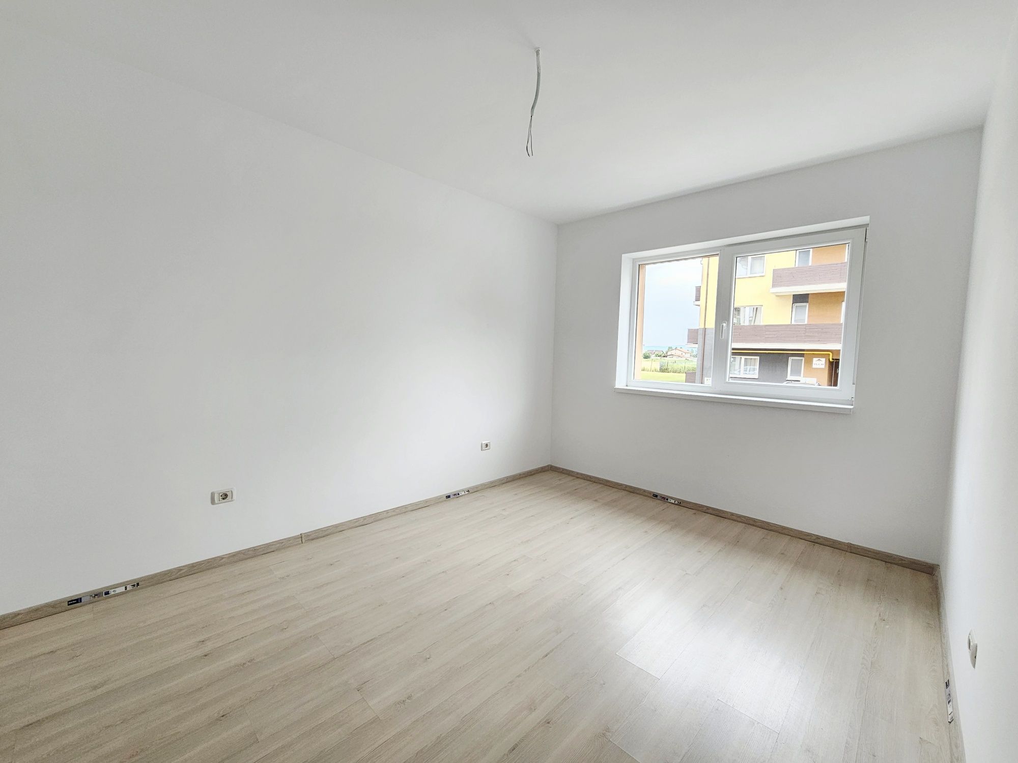 2 camere decomandat + loc de parcare privat