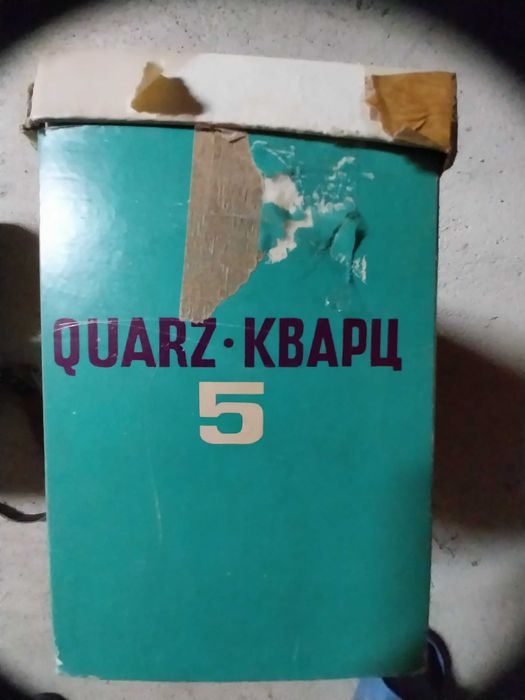 Филмова камера, заедно с екран за прожектиране