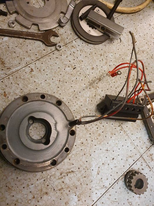 Електромагнит: притеглящ/прилепващ сила 0.25 тон 2500 N 230VAC