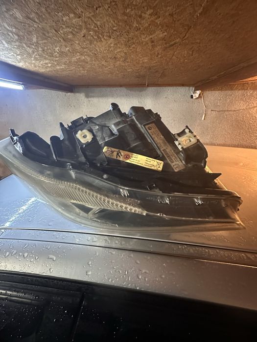 Продавам десен фар бмв е91/90 преди фейса