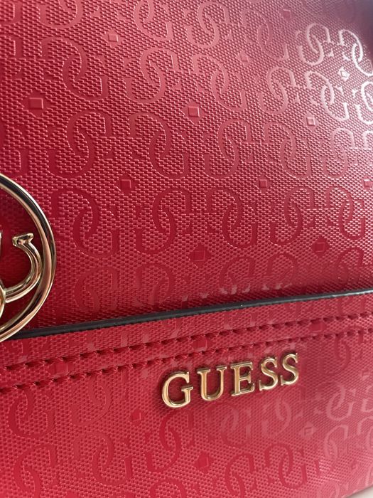 Guess орогинална чанта в малиново червено