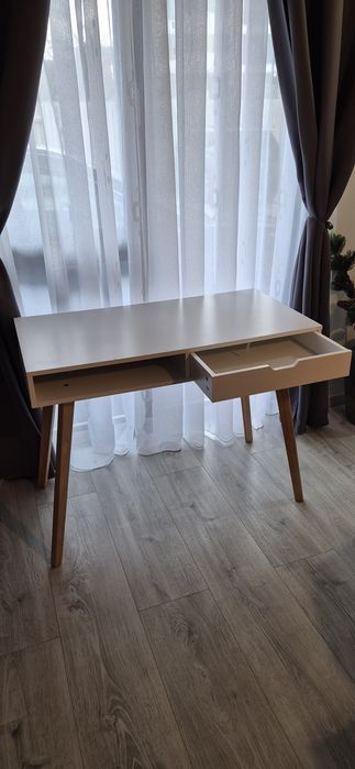 Vând birou MDF cu picioare din lemn
