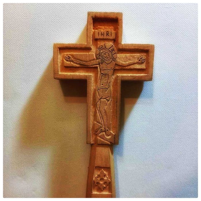 Cruce sculptată manual