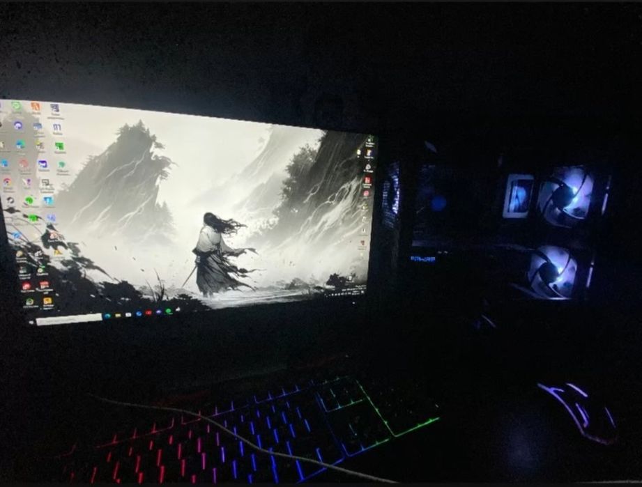 Vand unitate+monitor+tastatura(folosita odata) si un mosepad