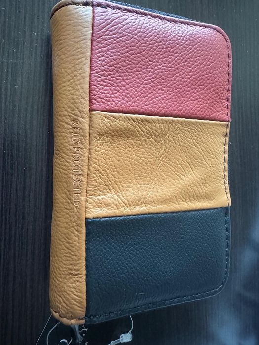 Чисто нов портфейл, естествена кожа
