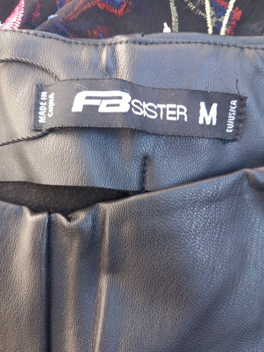 Vând pantaloni negrii din piele ecologica