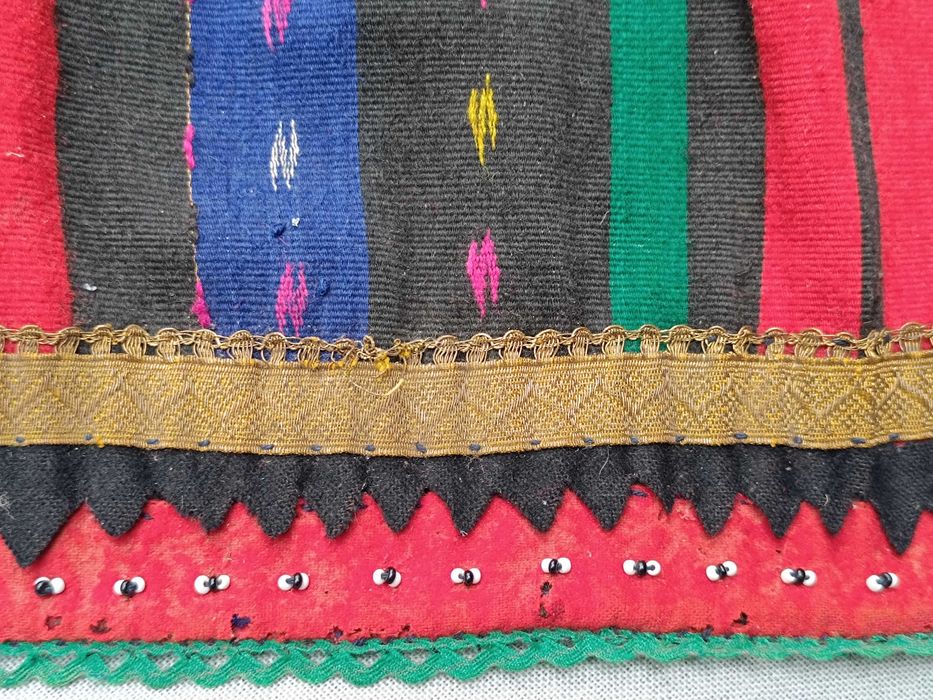 Продавам автентичен женски бръчник с украса от сърма и мъниста