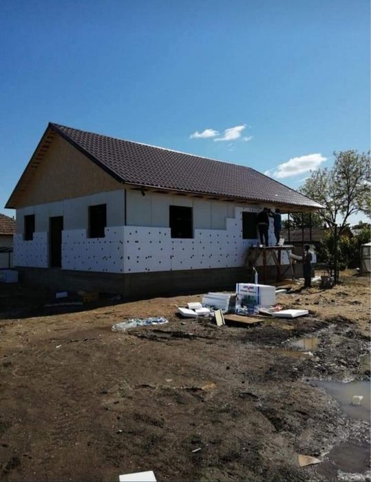 Vând casă pe structură metalică