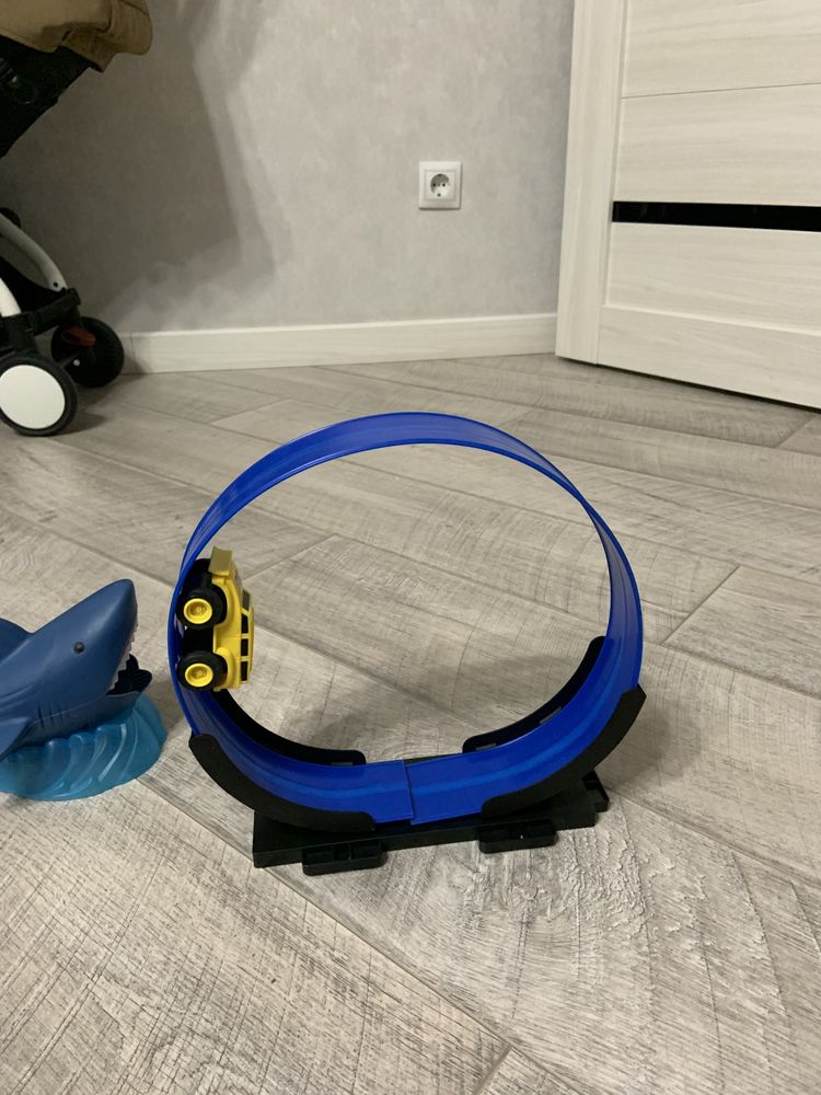 Гонки игрушки , акула