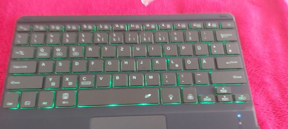 Tastatură cu Bluetooth , cu taste luminate RGB .