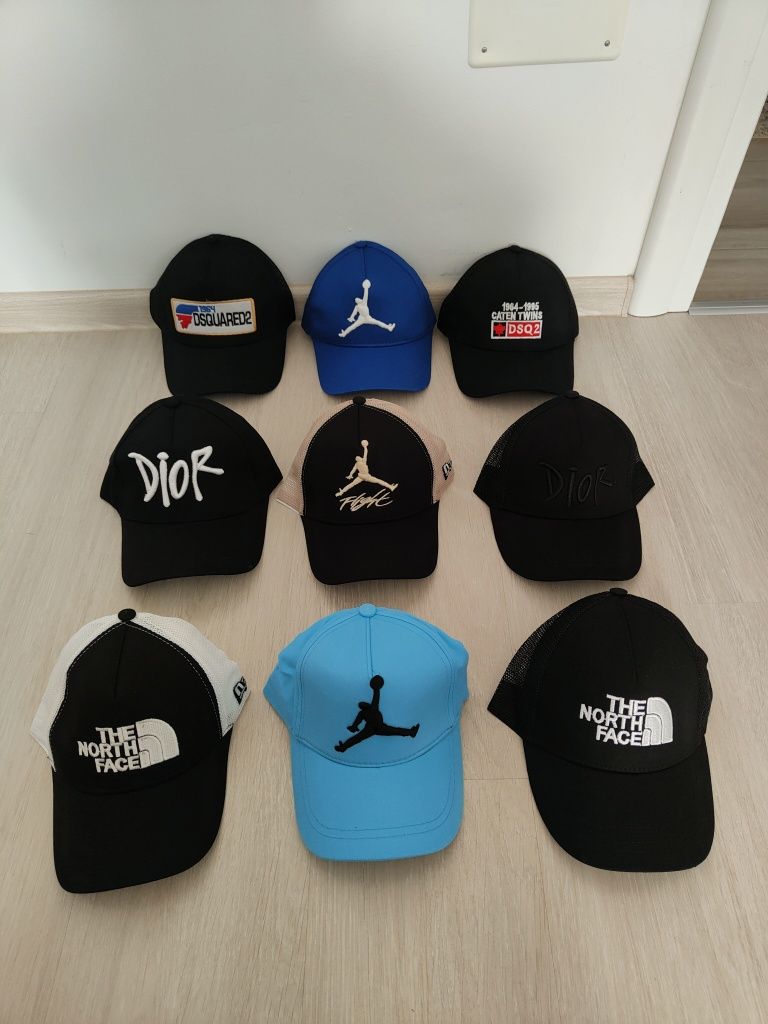 Șepci 2 buc la alegere  / Jordan , The North Face, Nike Adidas Gucci