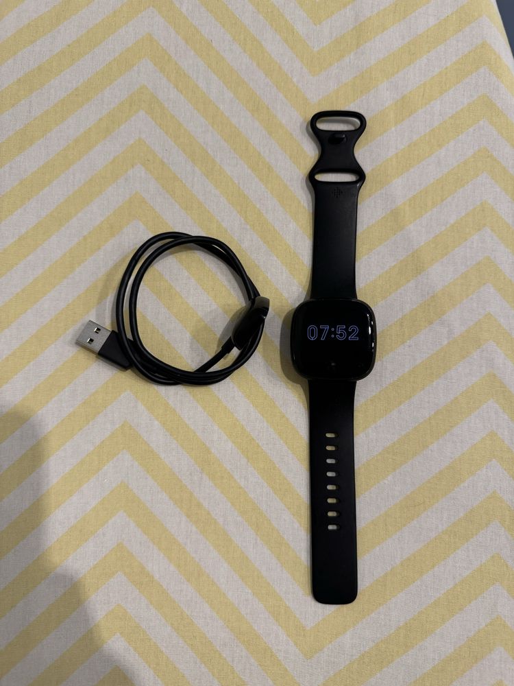Fitbit Versa смарт часовник