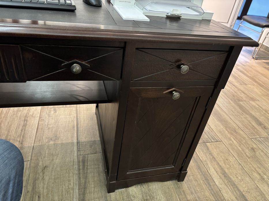 Продавам бюро от дървен масив