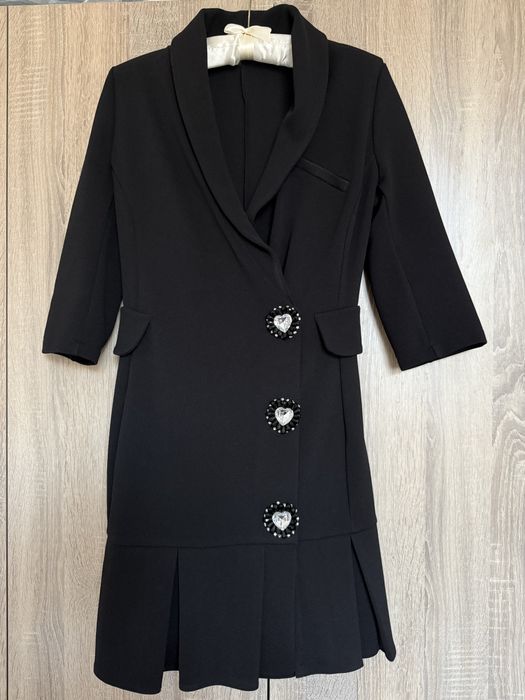 Черна рокля с декоративни копчета