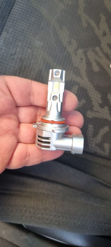 Becuri auto LED 9006 / HB4