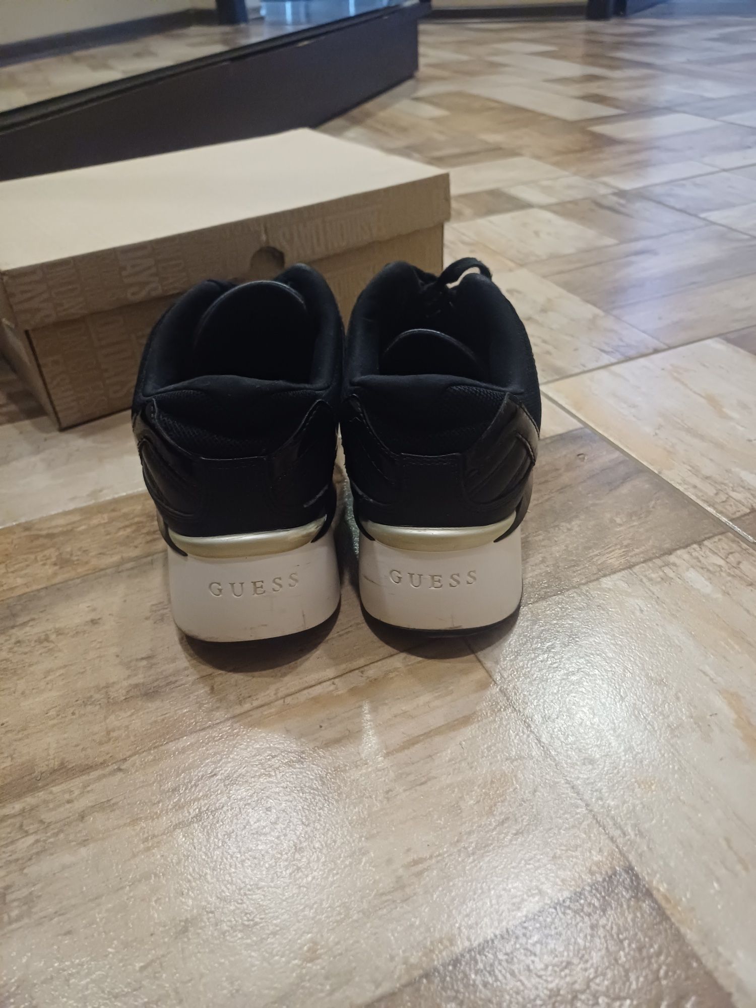 Дамски кецове Guess