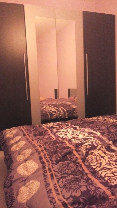 Спалня с четирикрилен гардероб ,скрин и 2 нощни шкафчета