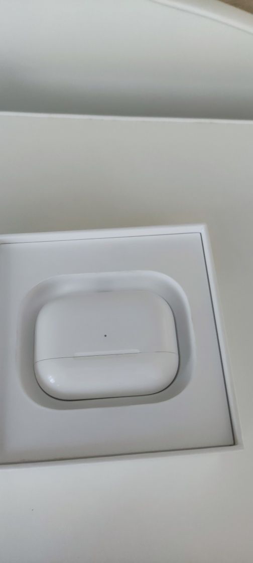 Продам оригинал кейс от airpods pro