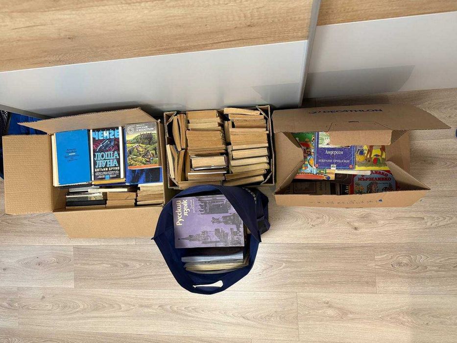Книги от всякакъв жанр, учебници, детски книжки (4 кашона)