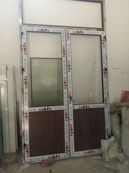 Продам алюминиевый двухстворчатый дверь из AKFA