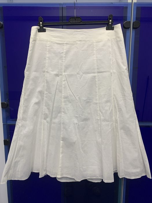 Бяла,леко разкроена памучна пола