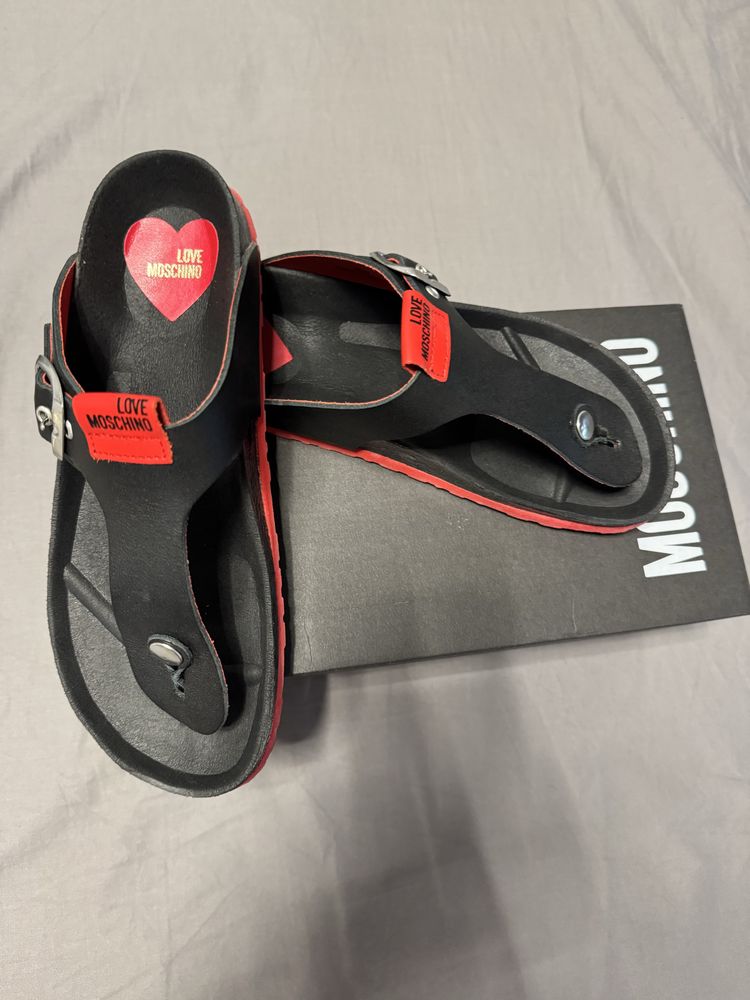 PApuci love moschino