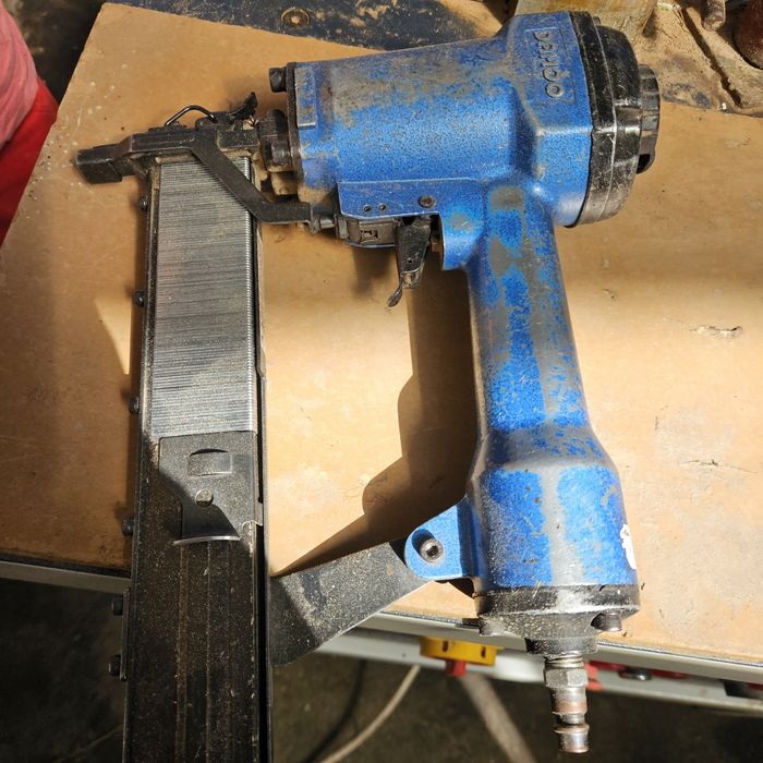 пневматичен такер